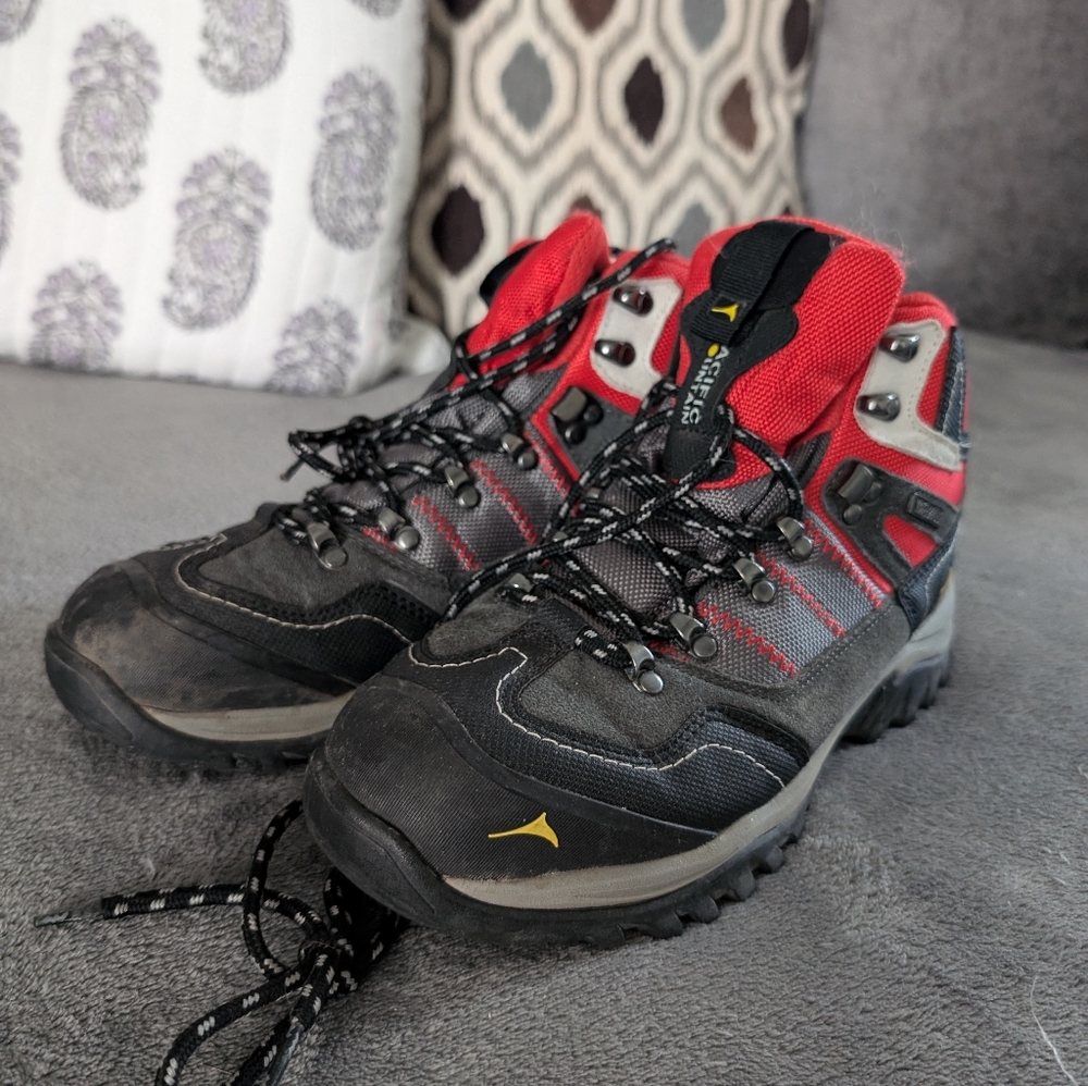 Women’s Hiking Boots – Lightly Used